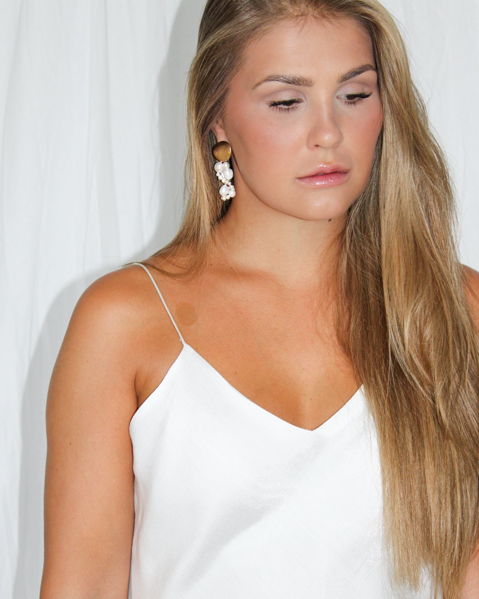 Mallilla on yllään Aida helmikorvakorut.