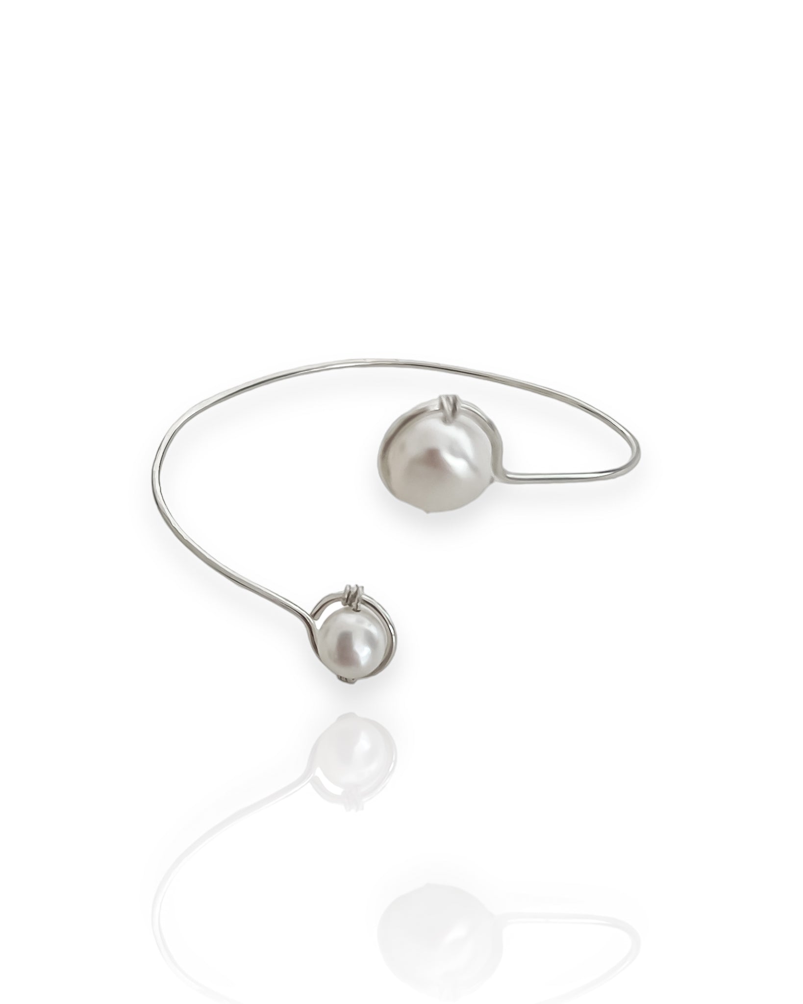 Sterling-hopeasta ja makeanveden helmistä käsin valmistettu Wilma Rannekoru.