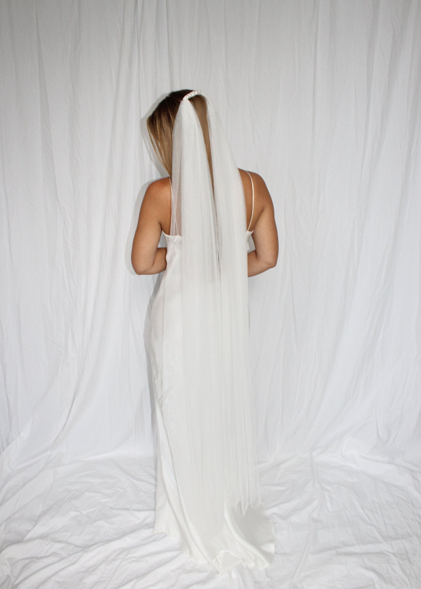 Morsiamella on yllään Margaret Huntu