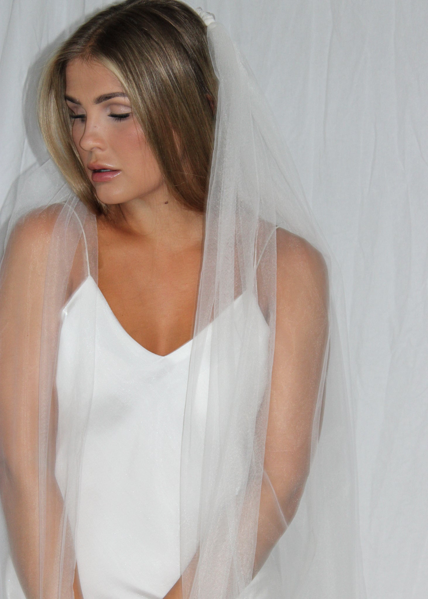 Morsiamella on yllään Margaret Huntu  ja Cherished by LovexLove -malliston hääpuku