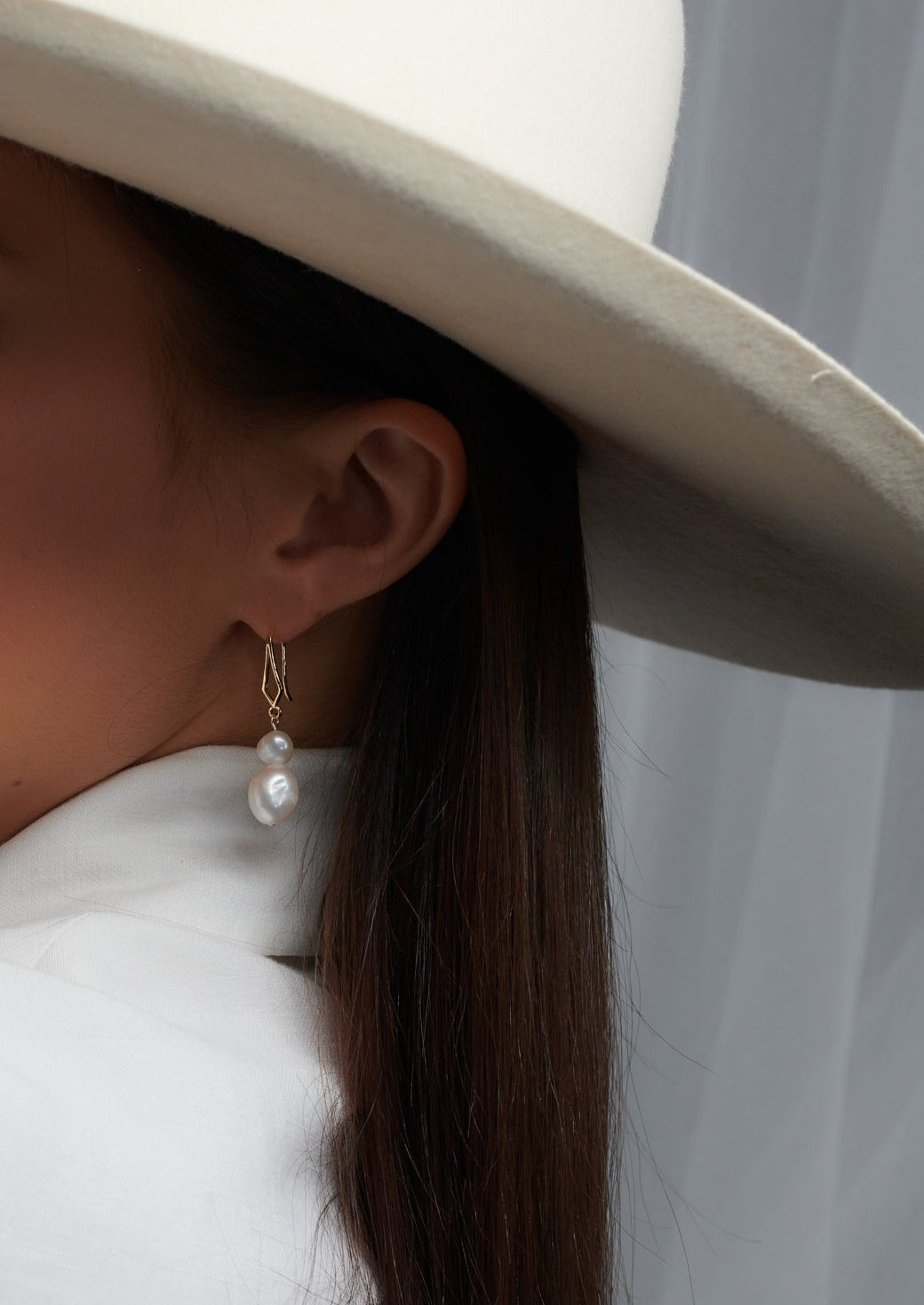 Modernille morsiamelle suunniteltu Love x Love Emma -helmikorvakoru