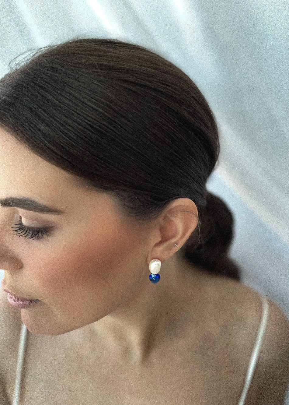 Morsiamen koruissa on helmiä ja kristalleja