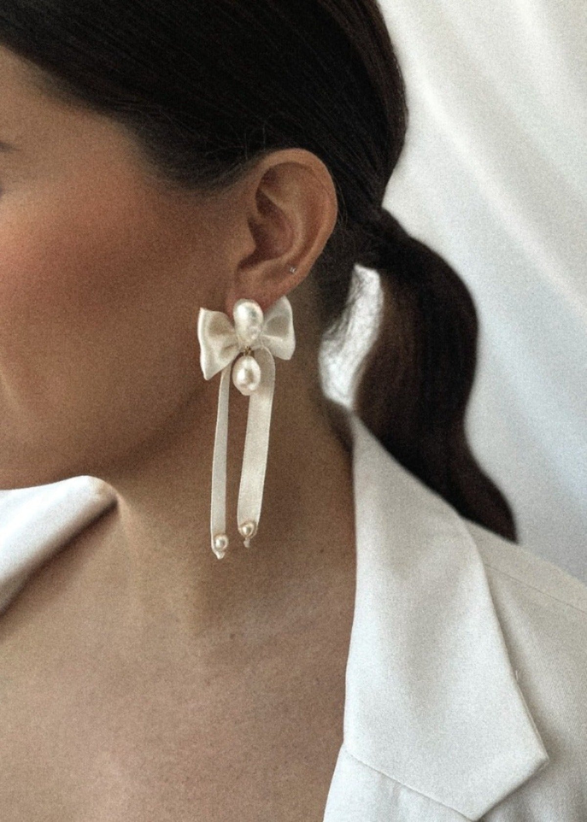 Morsiamen näyttävät korvakorut