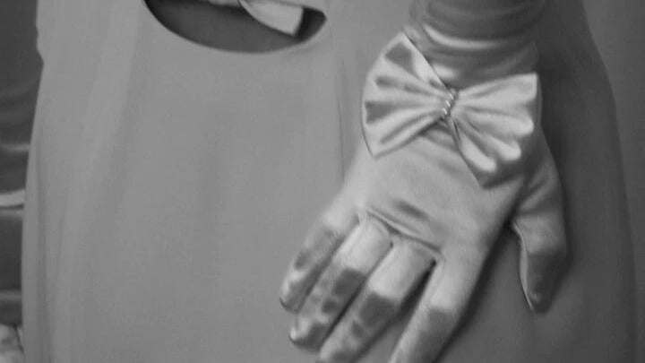 Elegance Redefined: The Timeless Charm of Bridal Gloves