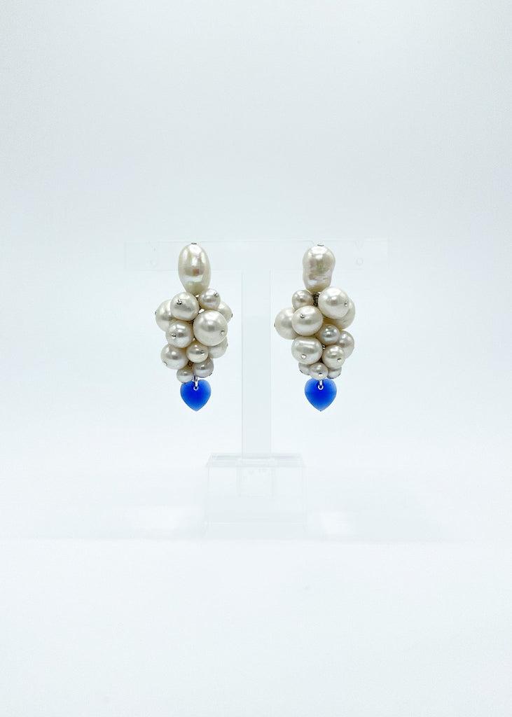 Hanna statement korvakorut, joissa on makeanveden helmiä ja siniset Swarovski kristallit