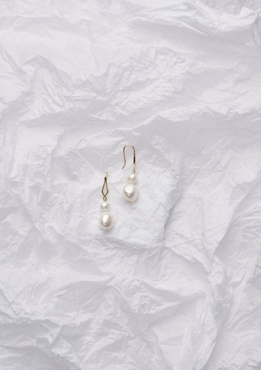 Emma Earring, käsintehty helmikorvakoru morsiamille.